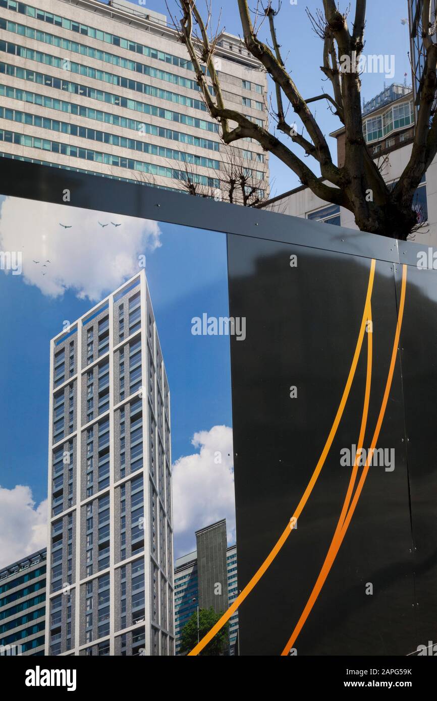 Un grafico che mostra un futuro alto-aumento di appartamento da costruire con la fiducia di alloggiamento 'Notting Hill Genesis', è visto sul sito di costruzione di imbarco, sotto la vecchia, brutta architettura, il 21st gennaio 2020, a Croydon, Londra, Inghilterra. Foto Stock