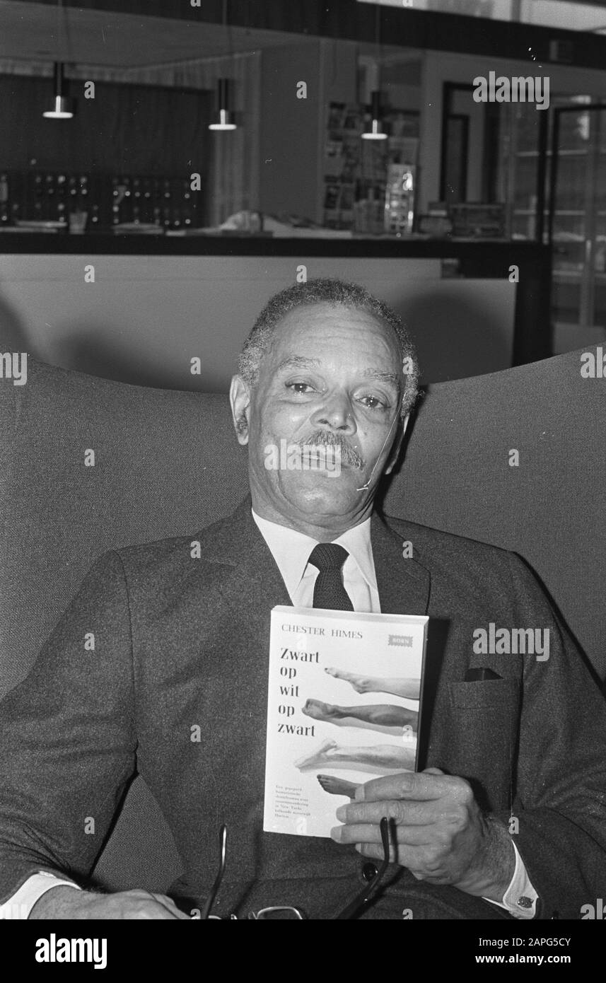 Chester Himes con il suo nuovo libro Nero su bianco su nero Data: 4 Ottobre 1967 Parole Chiave: Libri Foto Stock