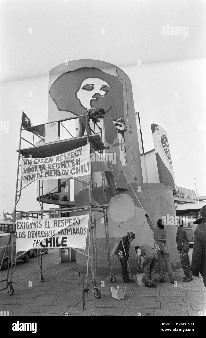 Pittura di brigades cileni muri a Rotterdam come parte di Chilimanifestation; la colonna pubblicitaria a Stationsplein è editata Data: 20 gennaio 1975 luogo: Rotterdam, Zuid-Holland Parole Chiave: Pubblicità colonne Foto Stock