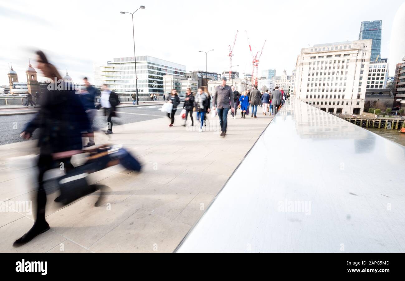 Ora di punta di Londra. Pendolari e impiegati che attraversano il London Bridge durante i loro spostamenti di ora di punta. Foto Stock