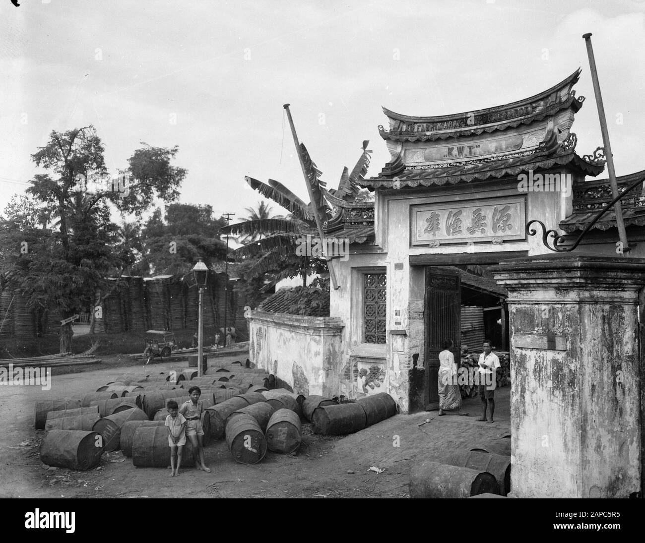 Lower Town for Welfare Calendario Descrizione: Chinese Gate nella Città Bassa di Batavia, di fronte a esso si trovano barili di petrolio Annotazione: DJK Data: 23 ottobre 1947 posizione: Batavia, Indonesia, Jakarta, Dutch East Indies Foto Stock