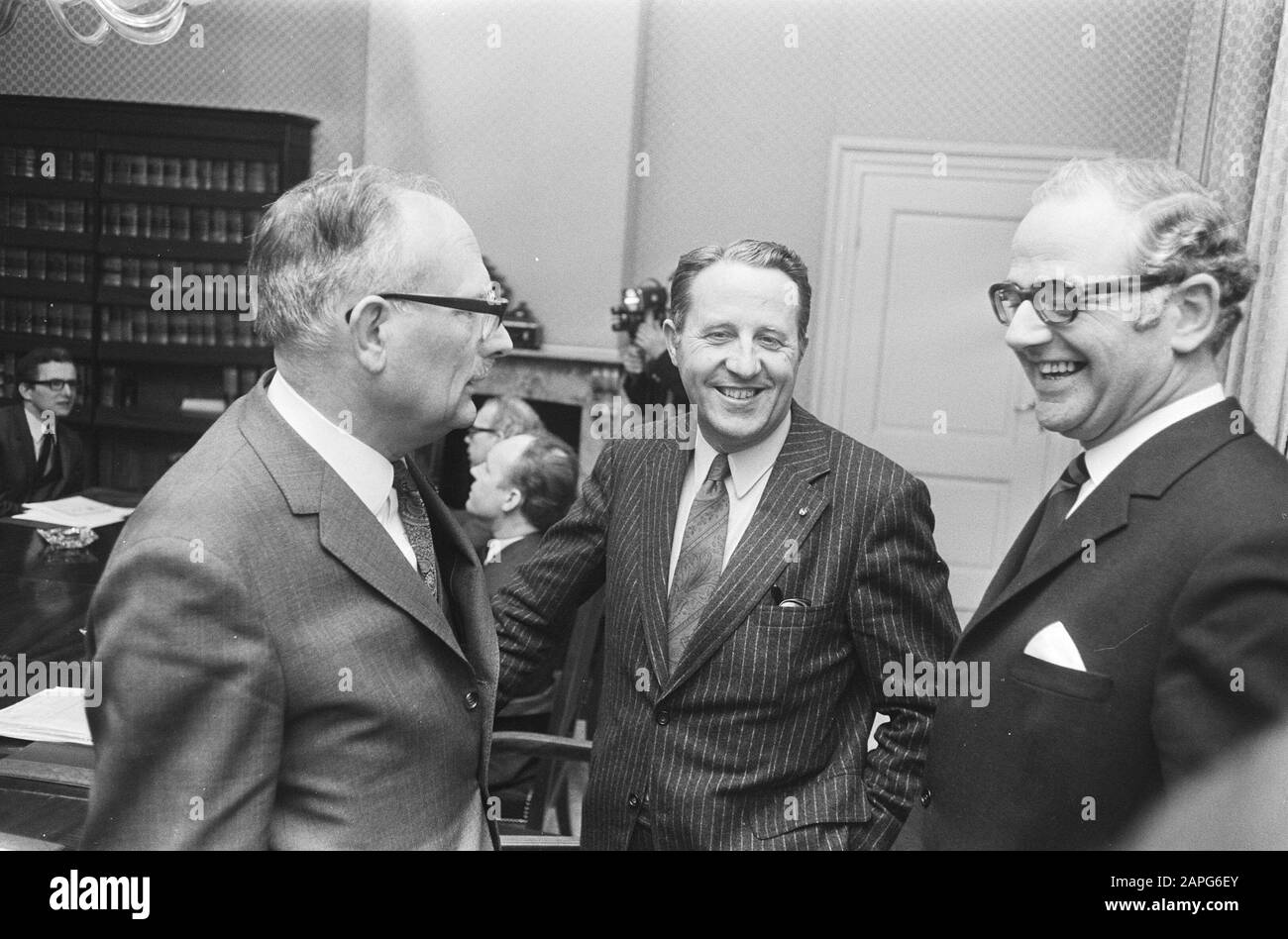 I partiti cristiani riuniti nella Casa dei rappresentanti su proposta di PvdA, D66 e PPR per lavorare insieme, l'Aia; v.n.r. Van Hulst, Veerman Data: 2 Marzo 1971 Località: L'Aia, Zuid- Olanda Parole Chiave: Meetings Impostazioni Nome: Chu Foto Stock