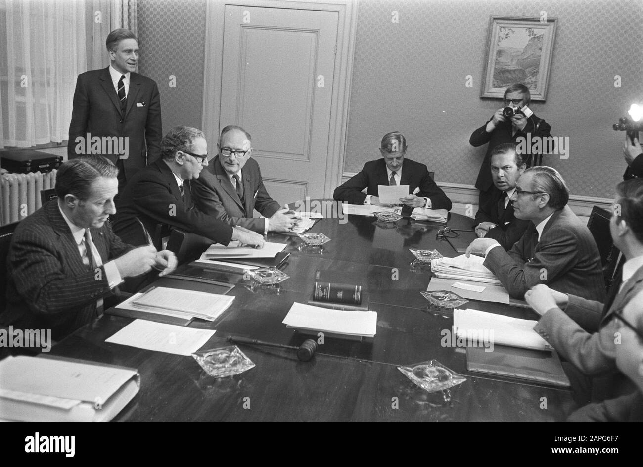 Incontro dei partiti cristiani nella Casa dei rappresentanti su proposta di PvdA, D66 e PPR per collaborare, Den Haag Data: 2 marzo 1971 Località: L'Aia, Zuid-Holland Parole Chiave: Incontri Nome istituzionale: D66, PPR, PvdA, Casa Foto Stock