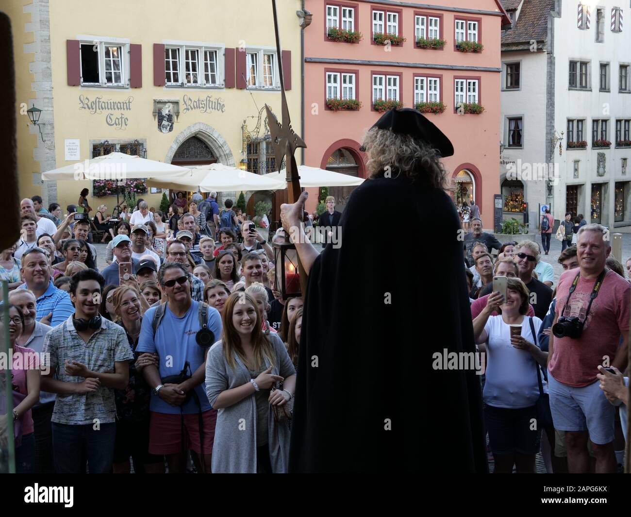 Touristengruppe Stadtführung vor dem Rathaus, Rothenburg ob der Tauber, Mittelfranken, Franken, Bayern, Deutschland | tour guidato dei turisti di fronte Foto Stock