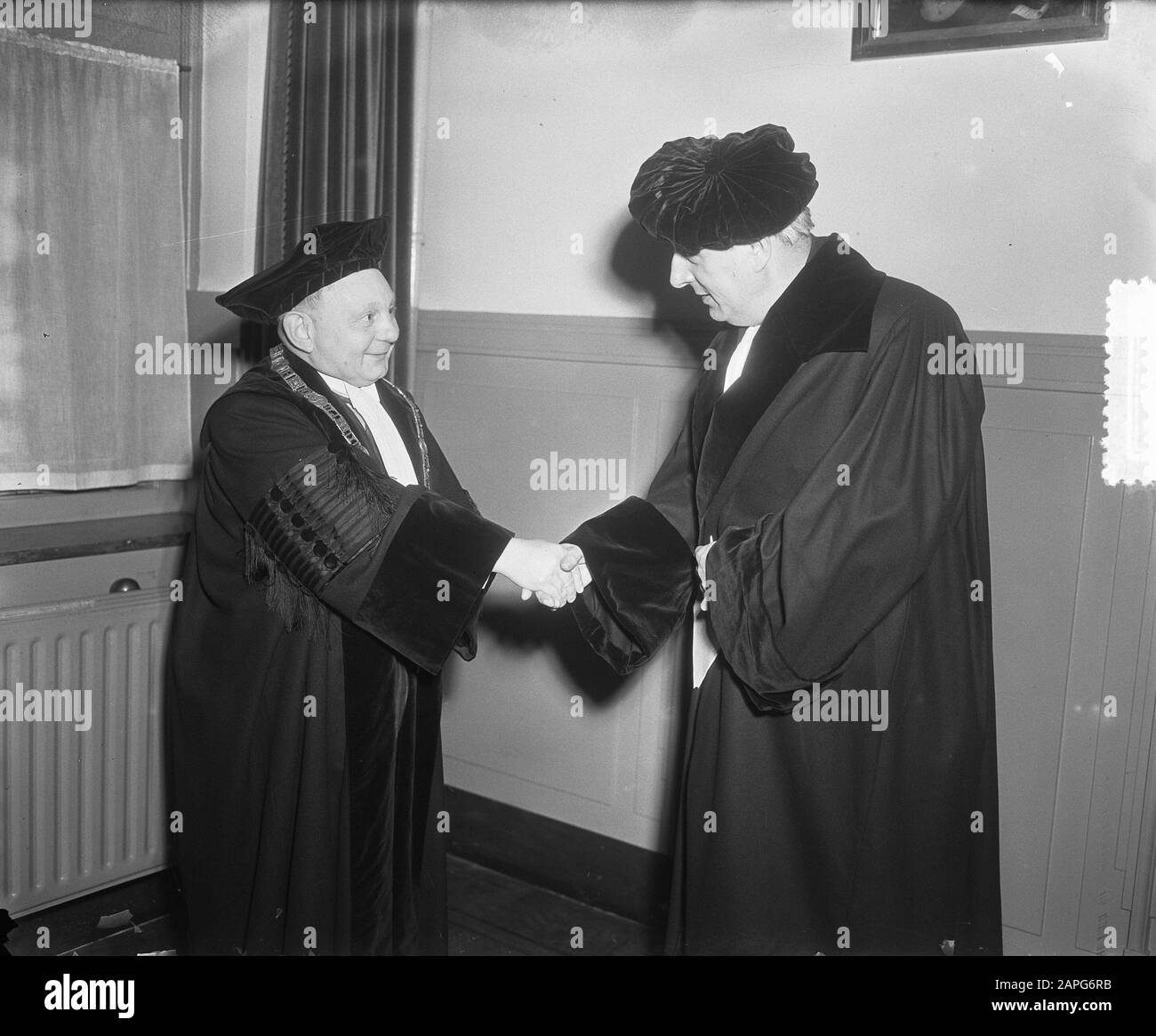 Amtsaccepting Professor Dr. W. J. M. A. Asselberg's Roman Catholic University Nijmegen Data: 30 gennaio 1953 luogo: Gelderland, Nijmegen Parole Chiave: Università Nome personale: Asselbergs, W. J.M.A. Foto Stock Amtsaccepting Professor Dr. W. J. M. A. Asselberg's Roman Catholic University Nijmegen Data: 30 gennaio 1953 luogo: Gelderland, Nijmegen Parole Chiave: Università Nome personale: Asselbergs, W. J.M.A. Foto Stock