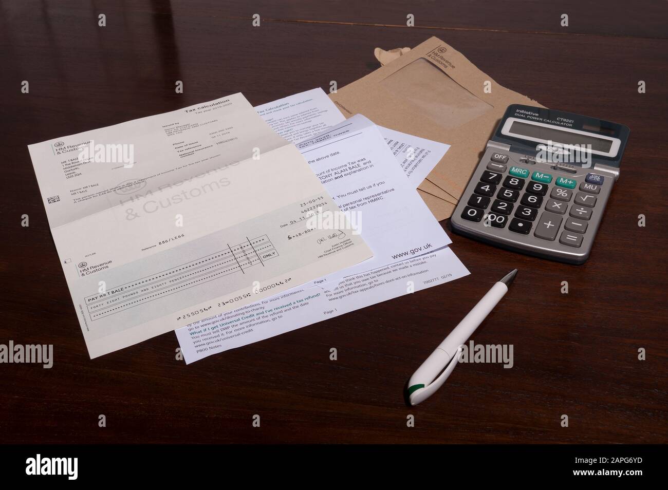 Welcome break as an Inland Revenue check tax return payment for over paying tax from HM Revenue and Doganes, High Security Marking Foto Stock