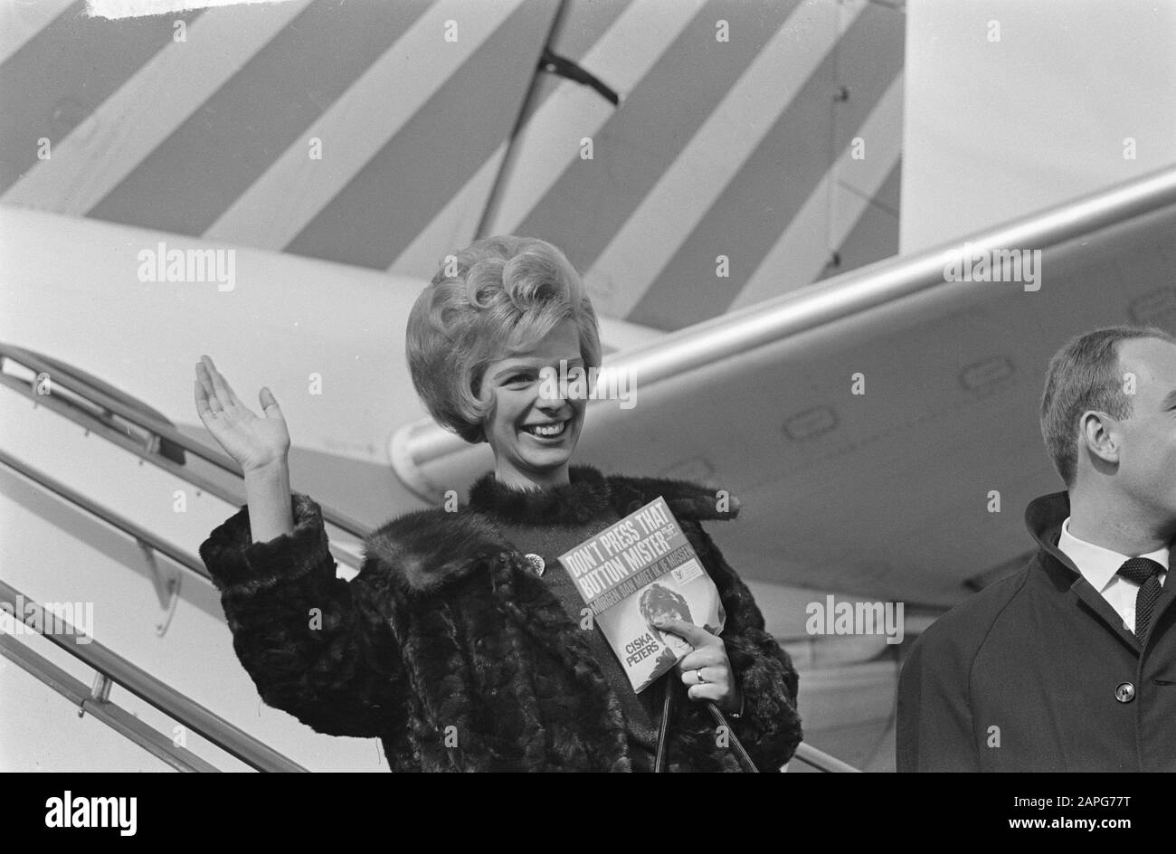 Ciska Peters (cantante) ha lasciato per New York per offrire record all'uno Data: 19 ottobre 1964 Località: New York Parole Chiave: Cantanti Nome personale: Peters, Ciska Foto Stock