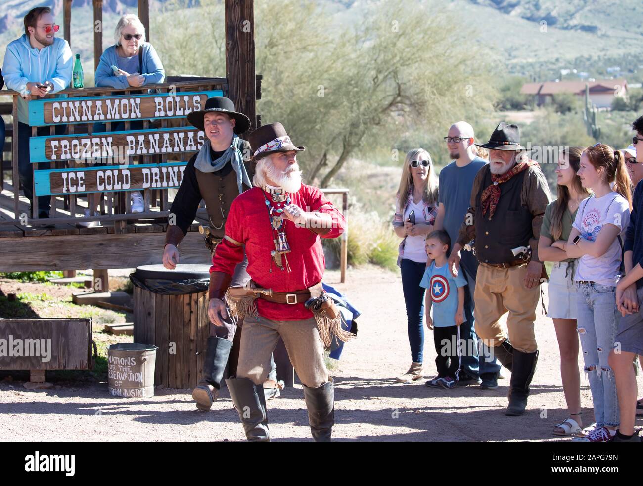 Spettacolo Di Cowboy Nella Città Fantasma Di Goldfield, Phoenix, Arizona Foto Stock