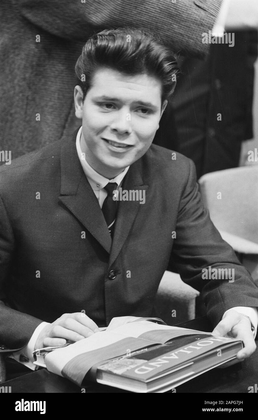 Cliff Richard conferenza stampa a Schiphol Data: 6 aprile 1962 Località: Noord-Holland, Schiphol Parole Chiave: Artisti, conferenze stampa, ritratti, cantanti Nome personale: Richard, Cliff Foto Stock