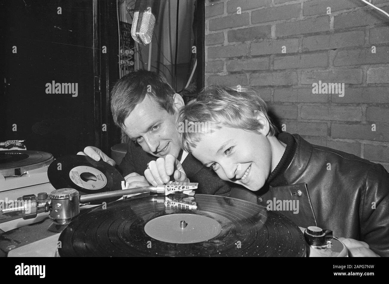 Club 67 aperto ad Amsterdam, Jacques Soudan jr. (Ex-discjockey Dolphin) e Judith Bosch del programma musicale Fanclub Data: 20 gennaio 1967 Località: Amsterdam, Noord-Holland Parole Chiave: Club Nome personale: Bosch, Judith, Soudan jr, Jacques Foto Stock