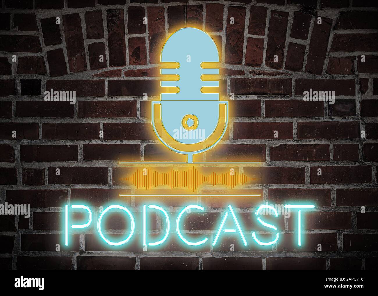 Podcast Word e microfono in neon incandescente su pareti di mattoni ruvidi, podcasting registrazione neon segno Foto Stock