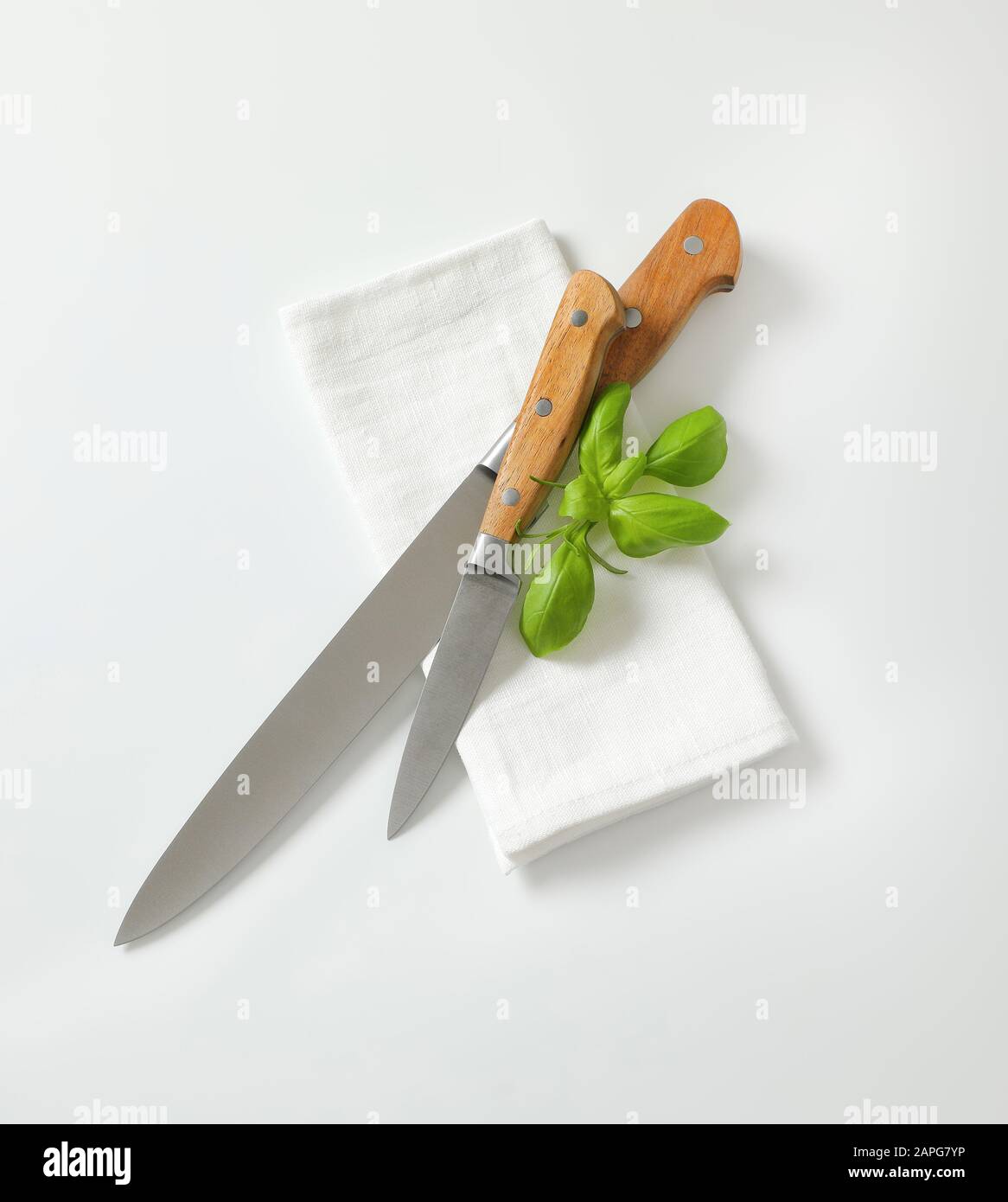 Coltello da cucina e coltello da taglio su tovagliolo bianco Foto Stock