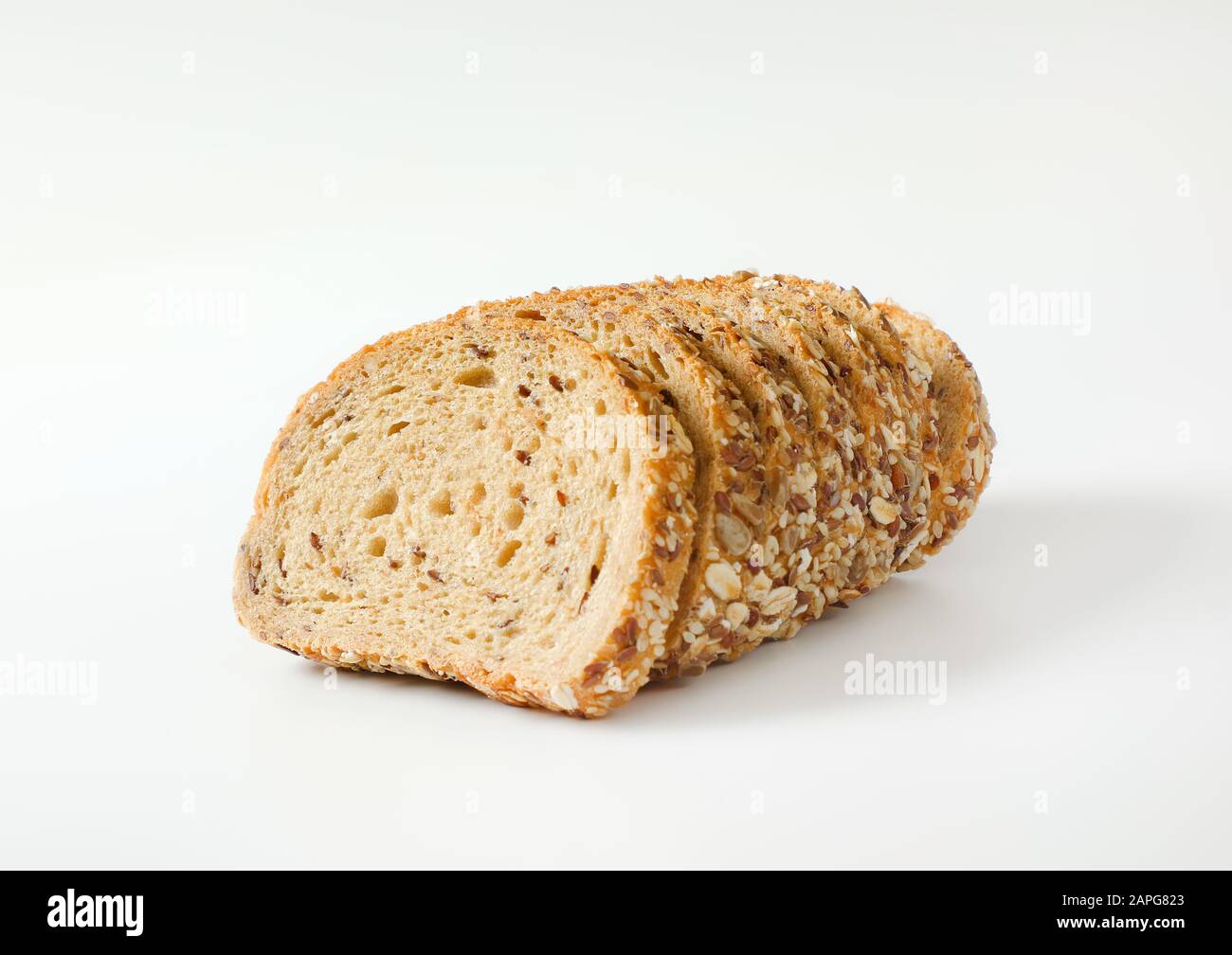 Pane a fette di pane a grani interi, crosta ricoperta di avena e semi laminati (lino, sesamo, girasole) Foto Stock