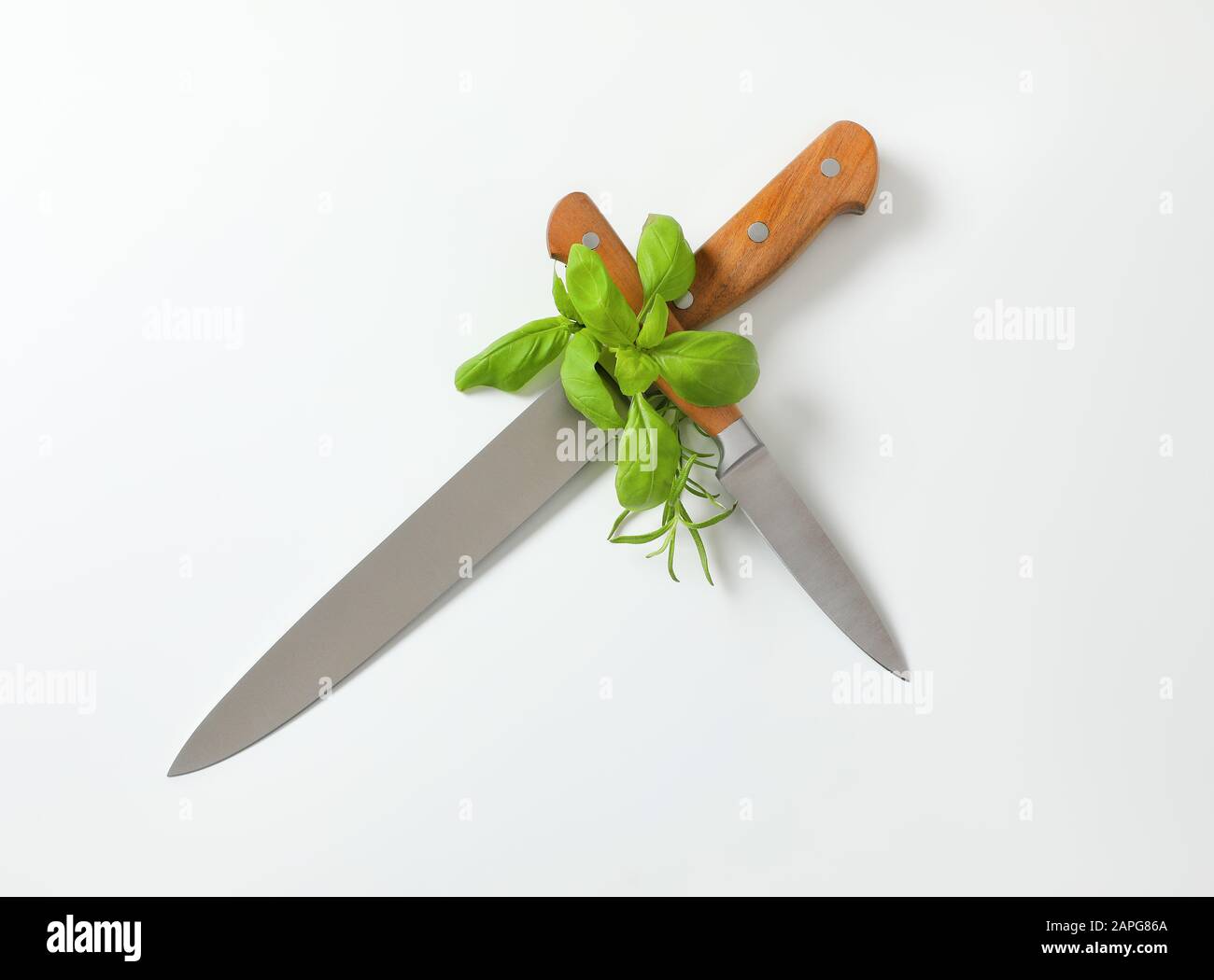 Set di due coltelli da cucina affilati a punta appuntita (coltello multiuso e coltello da taglio) Foto Stock