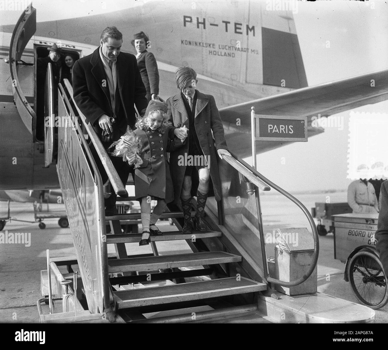 Film di arrivo Brigitte Fossey e Georges Poujouly all'aeroporto di Schiphol [entrambi suonati nel film Jeux Interdits (1952)]. Dietro di loro il regista René Clement Data: 27 febbraio 1953 Località: Noord-Holland, Schiphol Parole Chiave: Attori, attrici, star del cinema, bambini, direttori, aeroporti Nome personale: Clement Rene, Fossey Brigitte, Poujouly, Georges Foto Stock