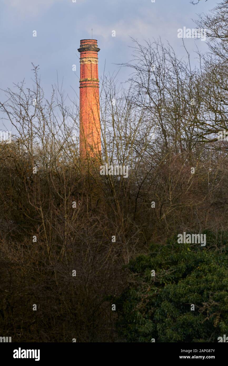 Masson Mill di Sir Richard Arkwright, un mulino per la produzione di cotone costruito in mattoni rossi arancioni nel 18th secolo accanto al fiume Derwent a Matlock Bat Foto Stock