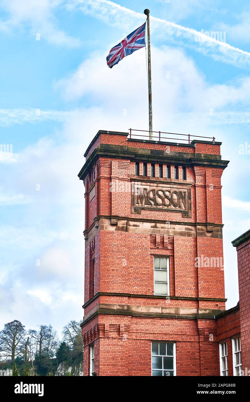 Masson Mill di Sir Richard Arkwright, un mulino per la produzione di cotone costruito in mattoni rossi arancioni nel 18th secolo accanto al fiume Derwent a Matlock Bat Foto Stock