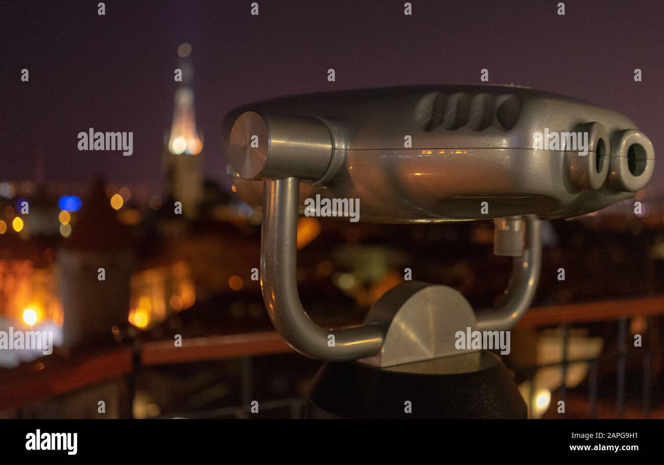 Binoscopio turistico sulla piattaforma di osservazione a Tallinn di notte Foto Stock