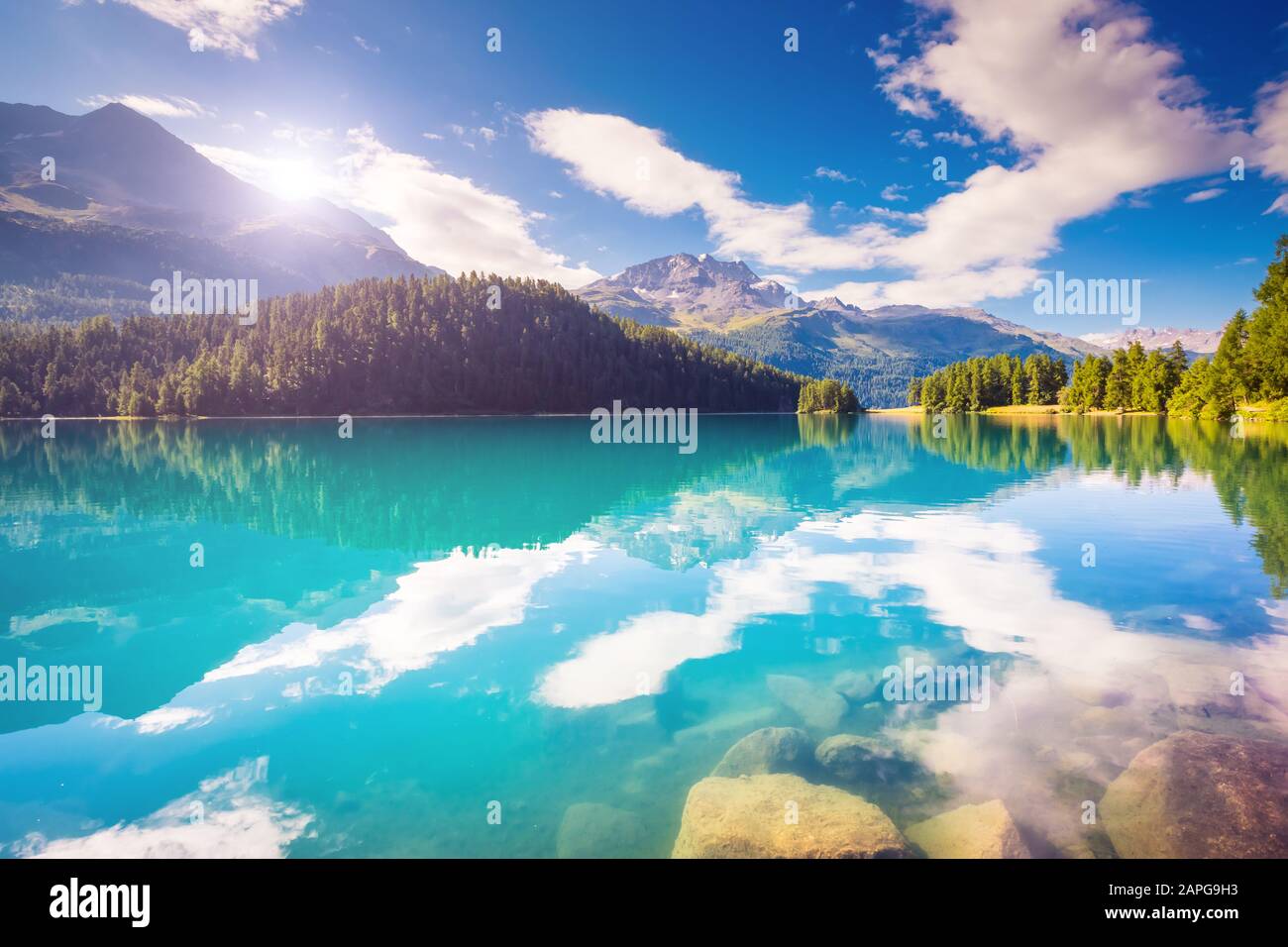 Fantastica vista dello stagno azzurro Champfer. Scena pittoresca. Località: Villaggio di Silvaplana, distretto di Maloja nel cantone svizzero di Graubunde Foto Stock