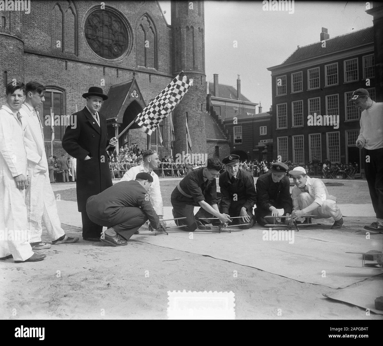 Modelli di aerei dimostrativi al Direttore Generale di Binnenhof RLD (Backer) startshot Data: 11 aprile 1953 luogo: L'Aia, Zuid-Holland Parole Chiave: Dimostrazioni, riprese iniziali Nome personale: Backer Foto Stock