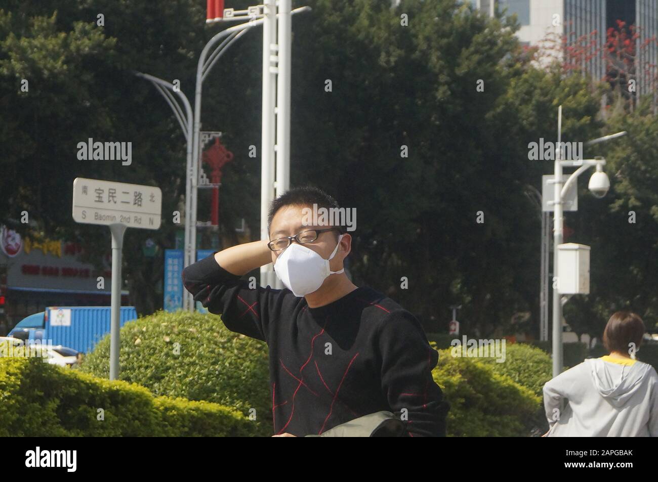 Uomini e donne indossano maschere per le strade per prevenire la nuova polmonite da coronavirus. Foto Stock