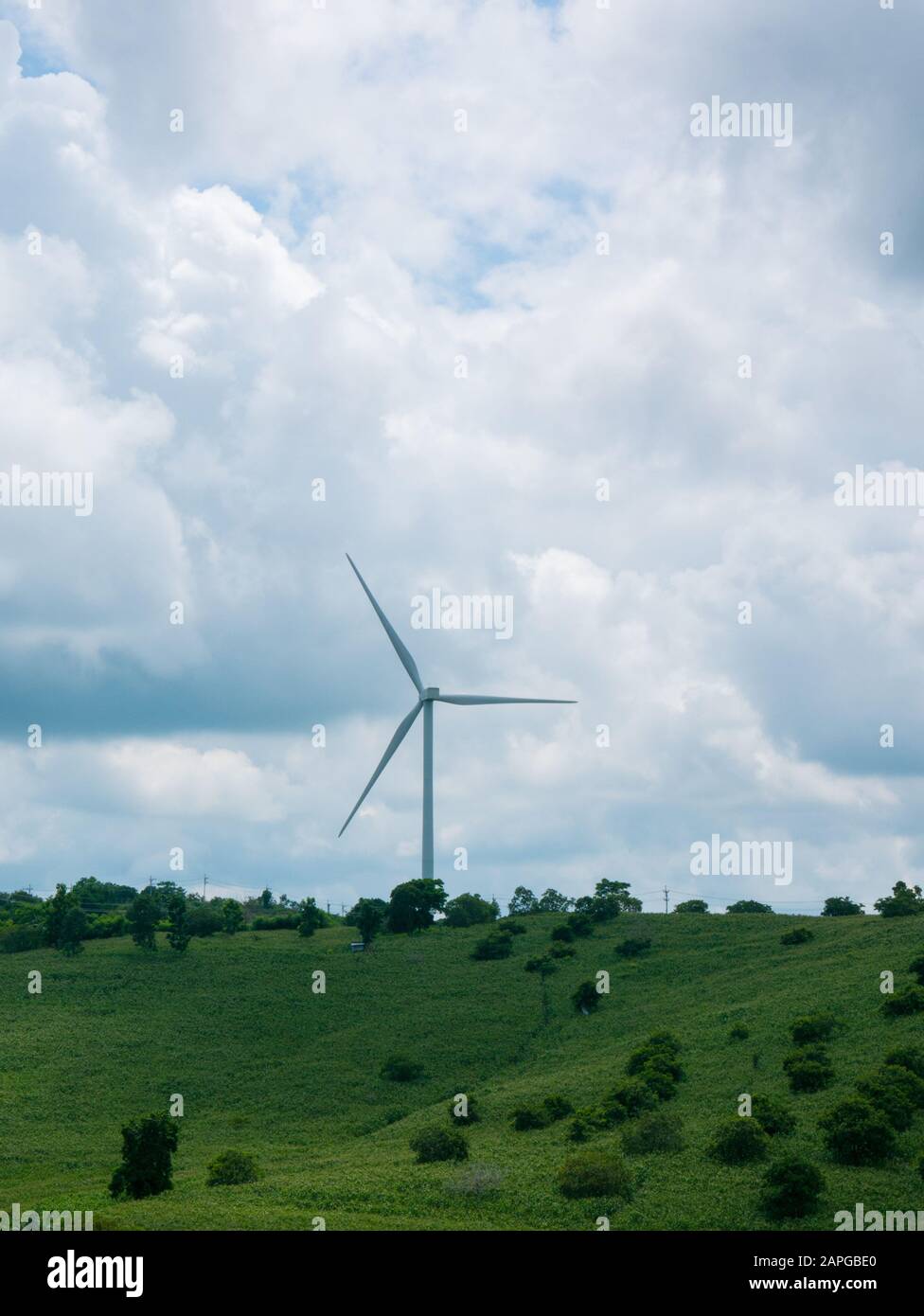 Sidenreng Rappang, Indonesia - 23 gennaio 2020 : la vista dell'azienda eolica indonesiana in una zona collinare verde. Foto Stock