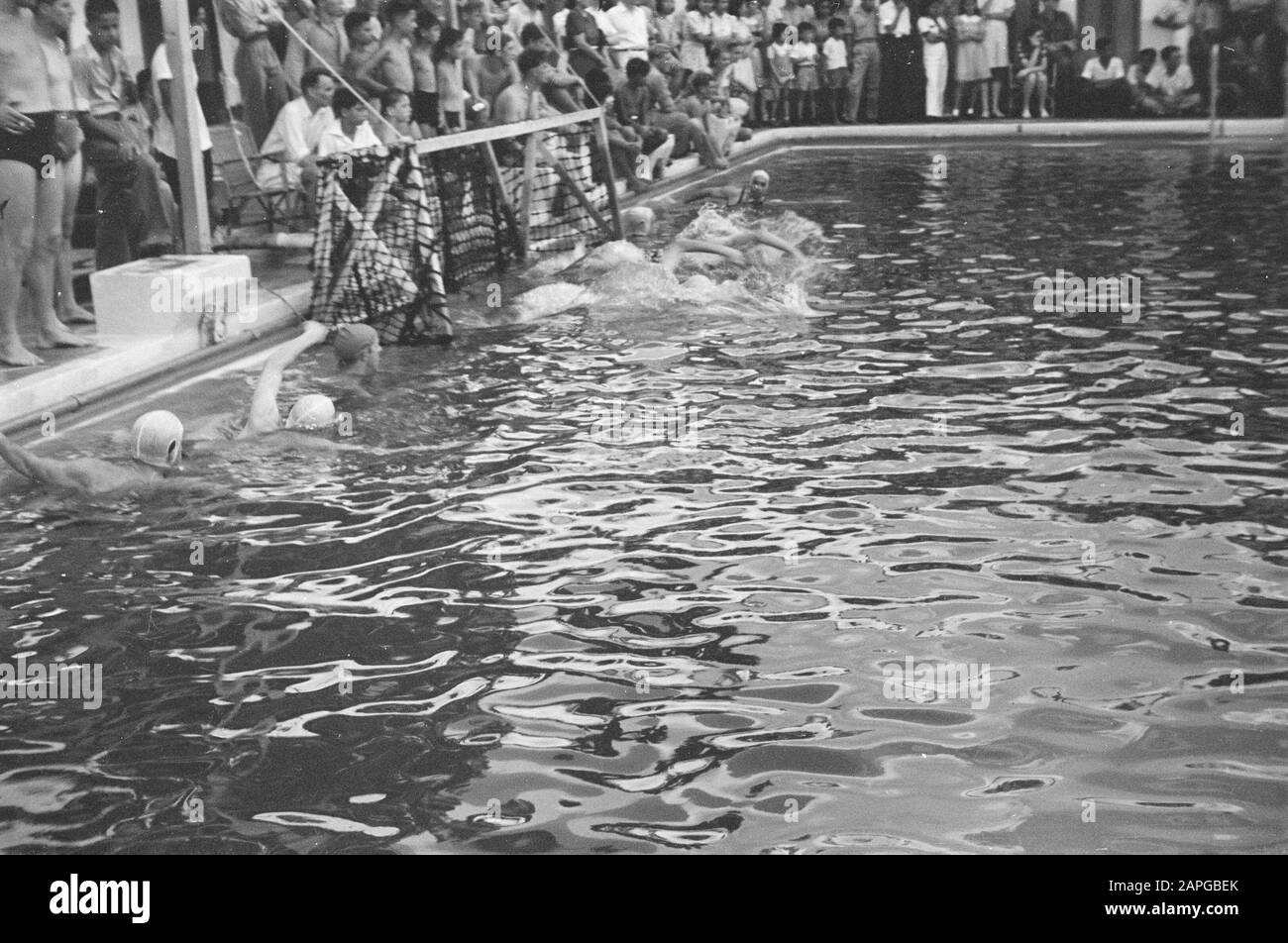Water polo Descrizione: Collezione raccolta fotografica Servizio per Army Contatti Indonesia, numero di fotoni 203-4-2 Data: Aprile 1947 Località: Indonesia, Indie Orientali Olandesi Foto Stock