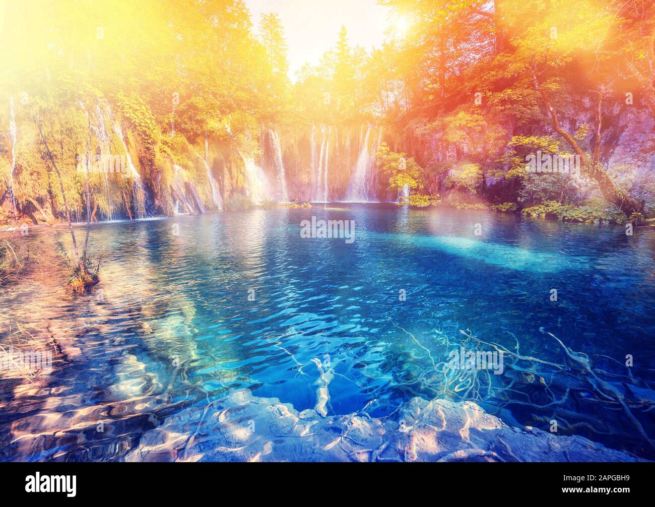 Vista maestosa sul lago e travi soleggiate nel Parco Nazionale dei Laghi di Plitvice. Croazia. Europa. Scena drammatica. Mondo di bellezza. Foto Stock
