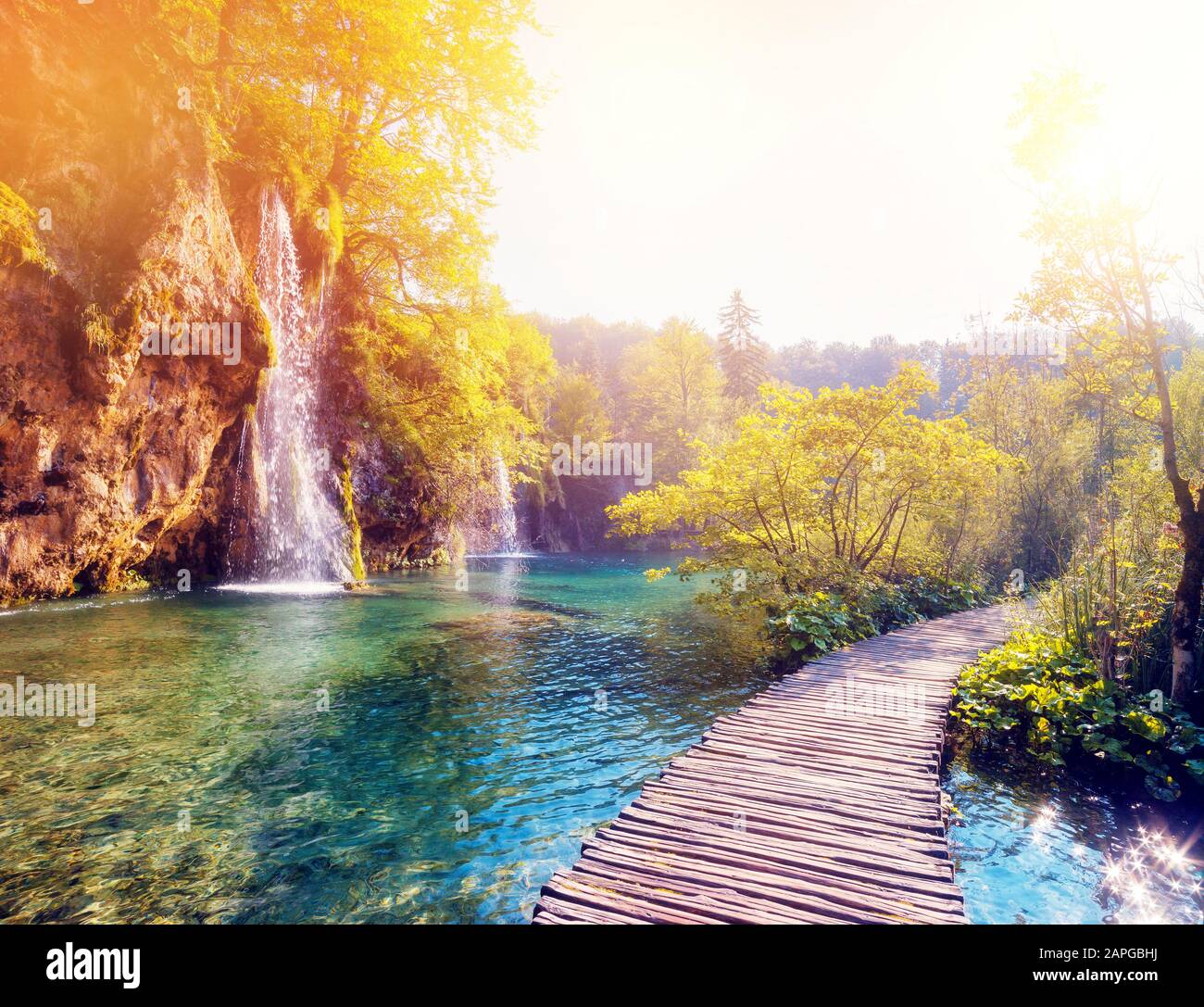 Vista maestosa sul lago e travi soleggiate nel Parco Nazionale dei Laghi di Plitvice. Croazia. Europa. Scena drammatica. Mondo di bellezza. Foto Stock