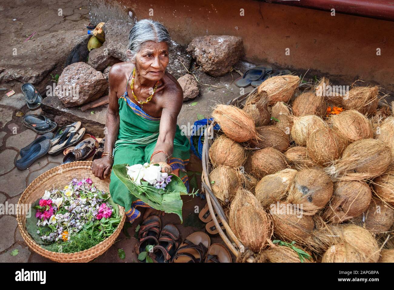 Donna indiana che vende fiori cerimoniali vicino al tempio sulla strada a Gokarna. Karnataka. India Foto Stock