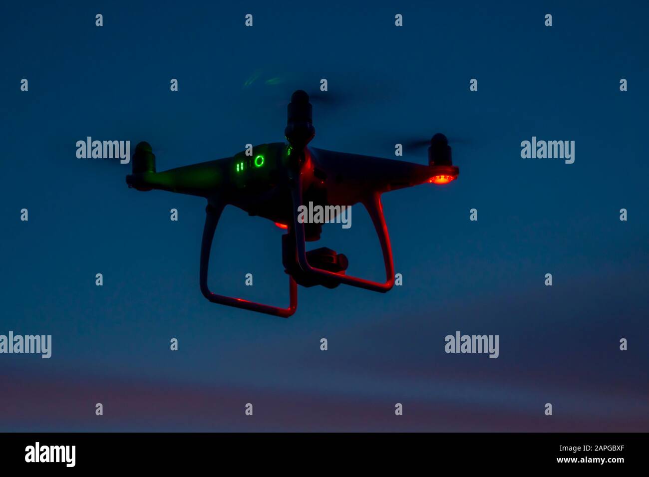 Drone in volo al tramonto Foto Stock