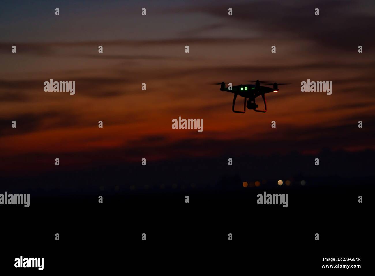 Drone in volo al tramonto Foto Stock