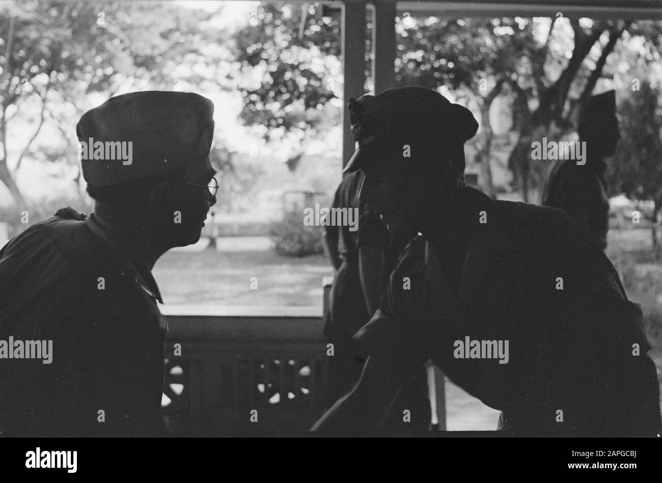 Decorazione Capitano Klokhuis Di Colonel Van Langen Descrizione: Collezione Servizio Raccolta Foto Per Army Contatti Indonesia, Numero Di Fotoni 252-2-5 Data: 1947/01/01 Luogo: Indonesia, Indie Olandesi Foto Stock