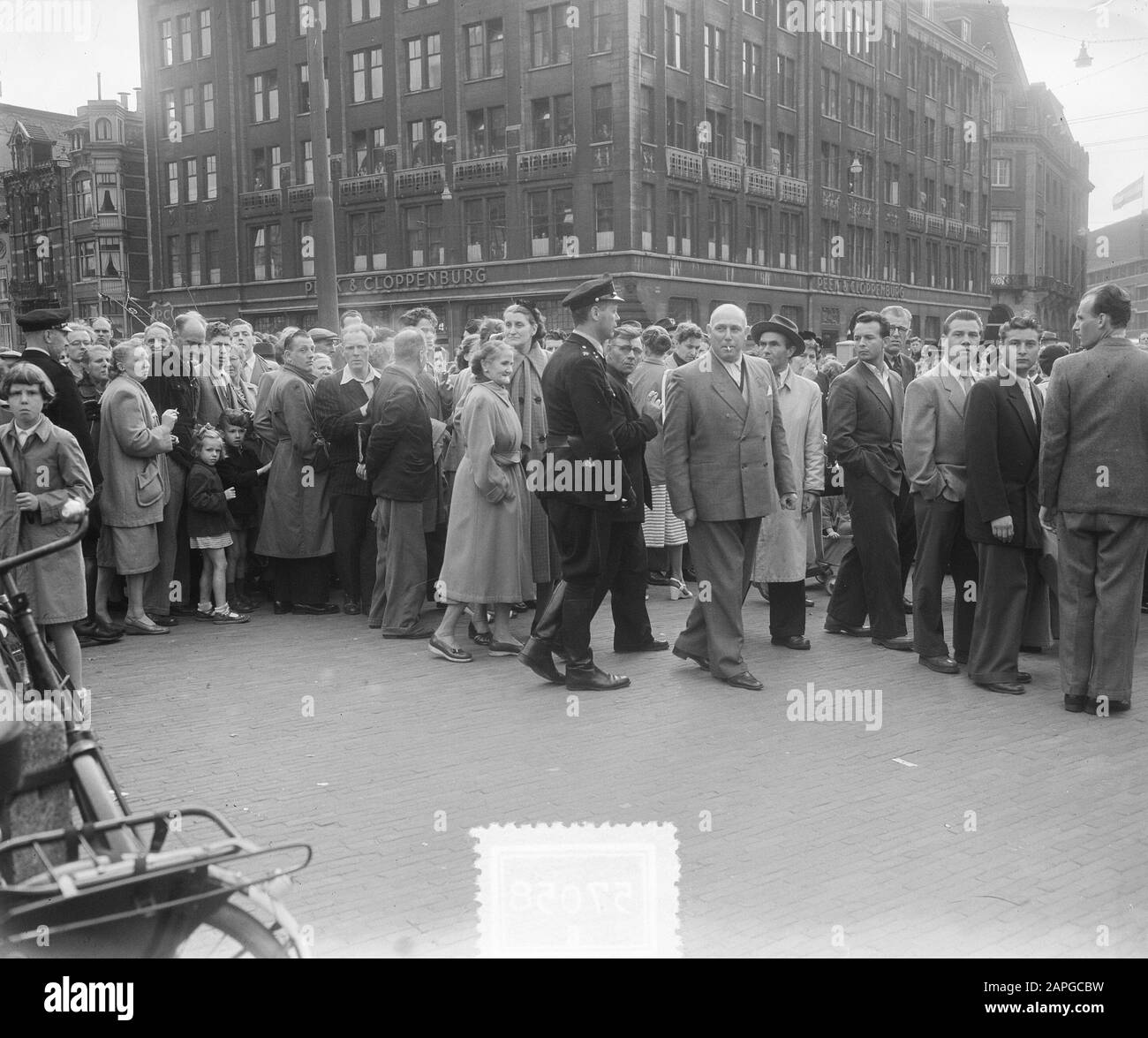 Disordini di liberazione sulla diga. Luogo dei comunisti al Memoriale Nazionale nel Damplantsoen un mazzo di rose rosse e slogan, seguendo l'intenzione del primo Ministro Drees di spostare la Giornata della Liberazione alla Giornata della Regina e introdurre una commemorazione generale il 4 maggio Data: 5 maggio 1953 luogo: Amsterdam, Noord-Holland Parole Chiave: giorni di liberazione, comunisti, commemorazioni, tumulti Foto Stock
