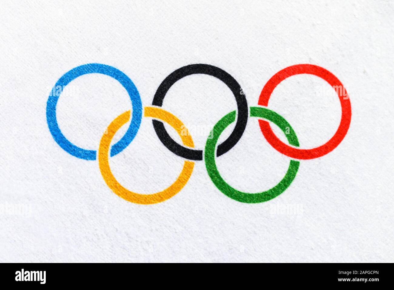 TOKYO, GIAPPONE, gennaio. 20. 2020: cerchi olimpici, sfondo bianco Foto Stock