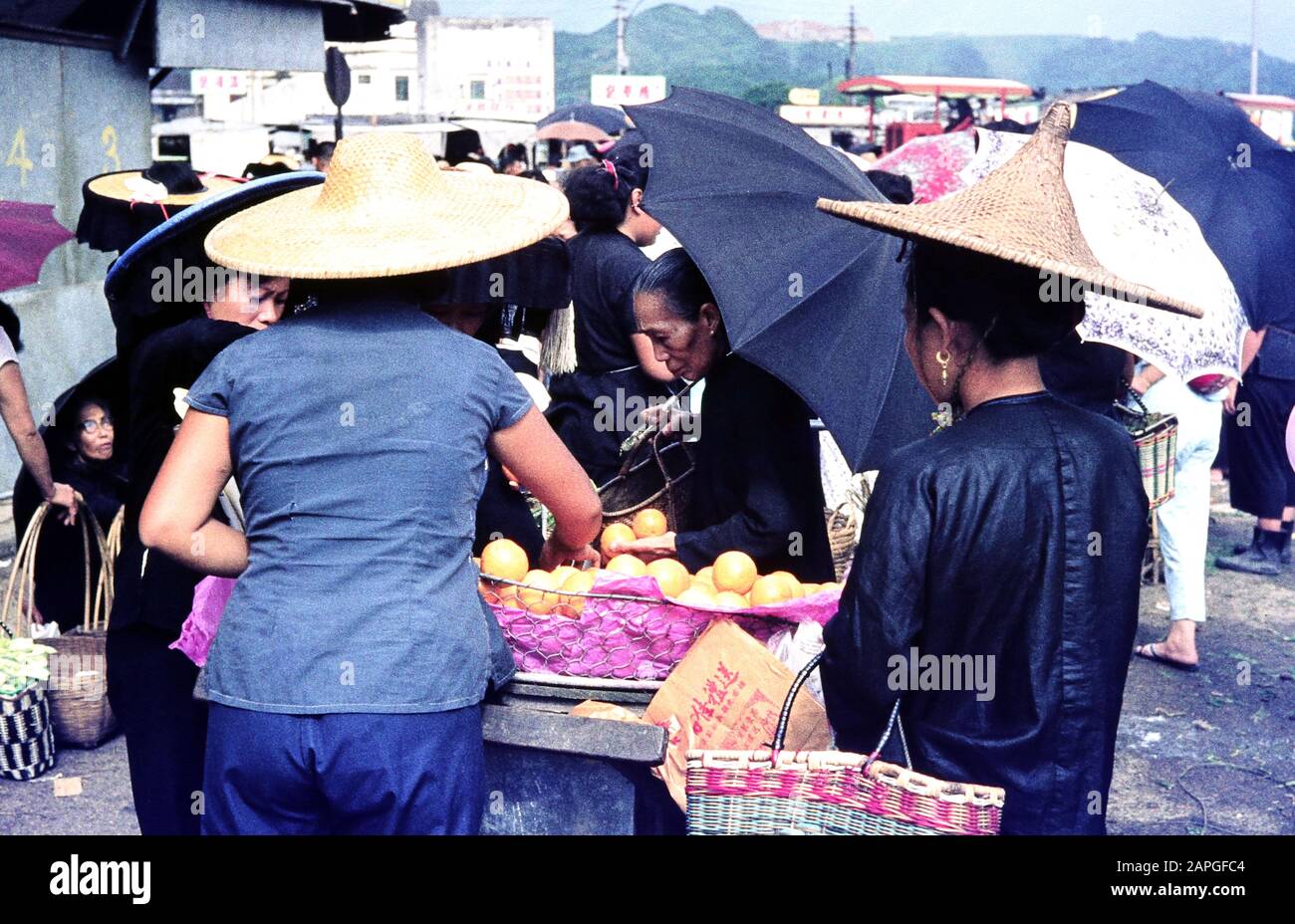 Eimheimische und Verkäufer auf dem Tai po Market, Hongkong Juli 1968. Locali E Venditori Al Mercato Tai Po, Hong Kong Luglio 1968. Foto Stock