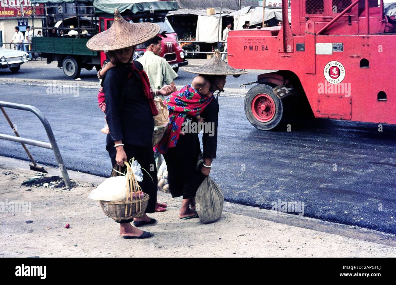 Einheimische die gerade auf dem Tai po Market eingekauft haben, Hongkong Juli 1968. Locali che hanno appena fatto shopping al mercato Tai po, Hong Kong luglio 1968. Foto Stock