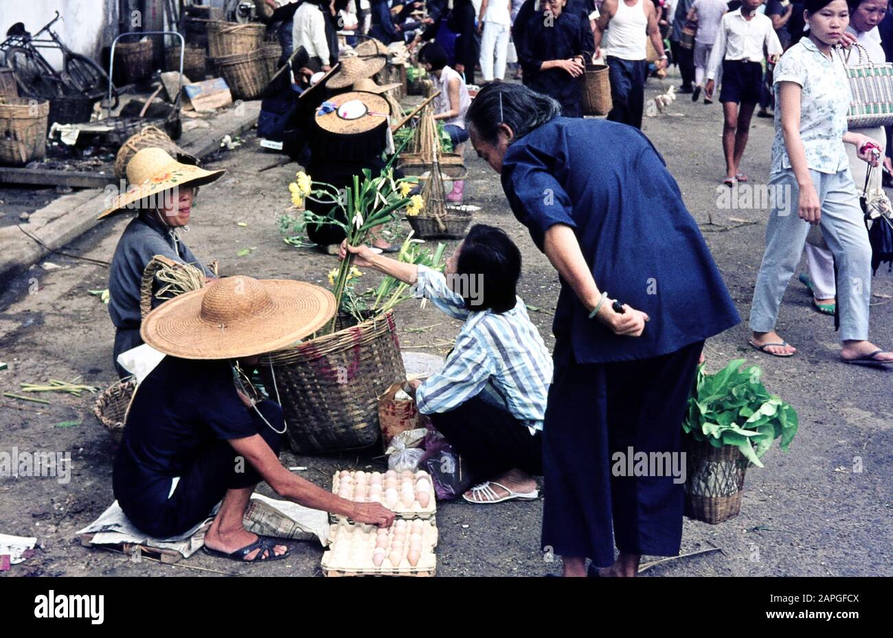 Blumenverkäuferin Auf Dem Tai Po Market, Hongkong Juli 1968. Venditore Di Fiori Al Mercato Tai Po, Hong Kong Luglio 1968. Foto Stock