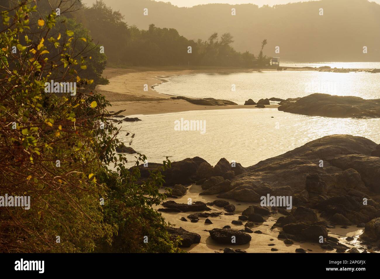 Vista mattutina della spiaggia di Om alla luce del sole. Gokarna. India Foto Stock