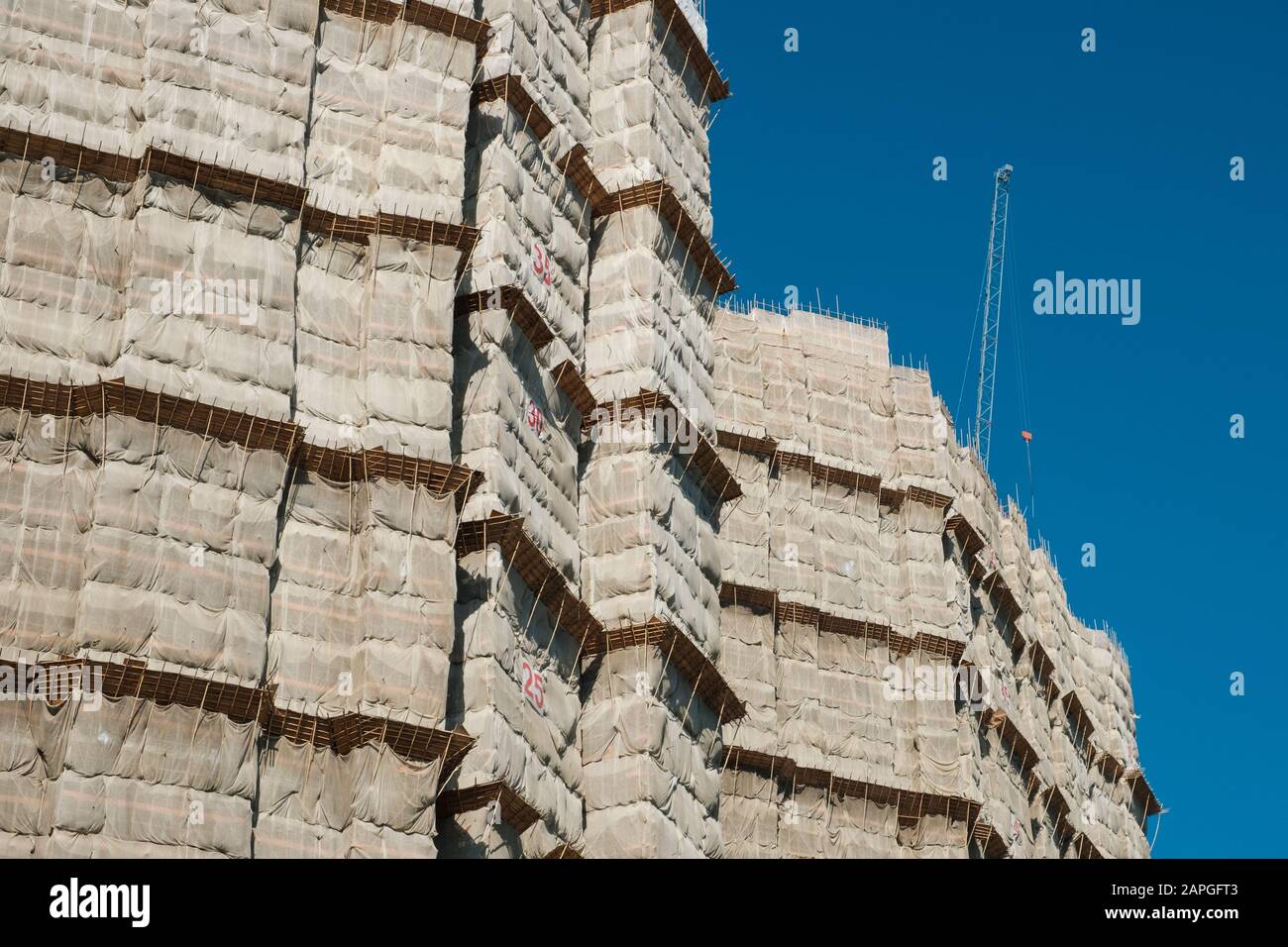 Ponteggio in bambù su cantiere - Foto Stock