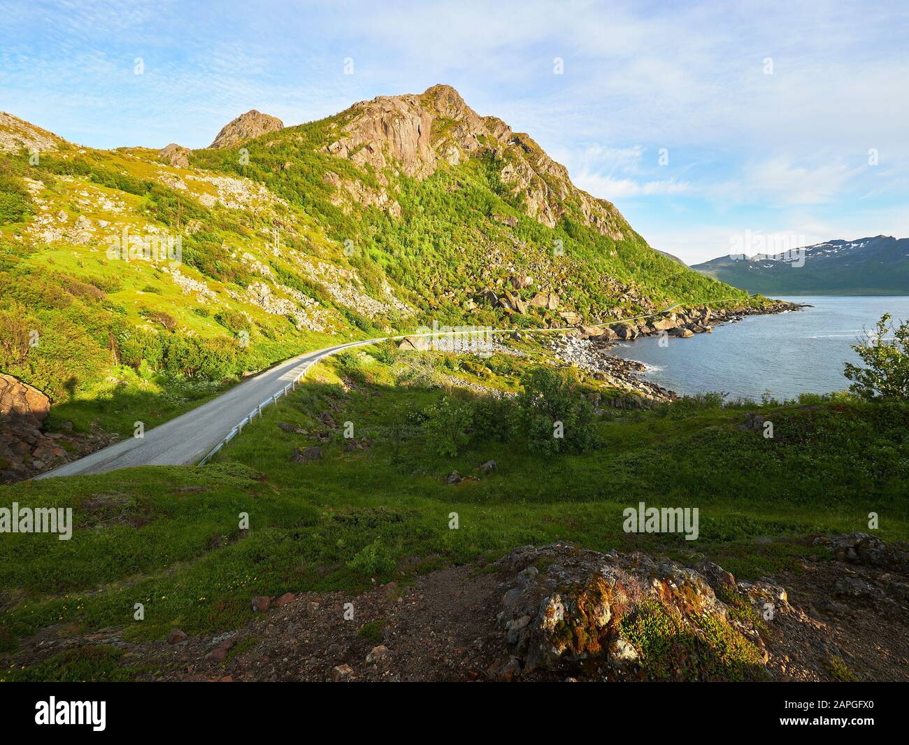 Piccola strada di montagna presso la famosa attrazione turistica Hamn Village, l'isola di Senja, contea di Troms - Norvegia Foto Stock