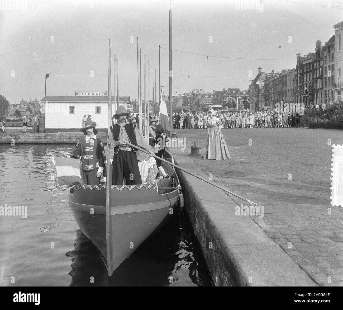 Admiraal de Ruyter è uncinetto di galjool da casa per osservare le flotte. Data: 27 giugno 1953 luogo: Amsterdam Parole Chiave: Ricostruzioni storiche Foto Stock