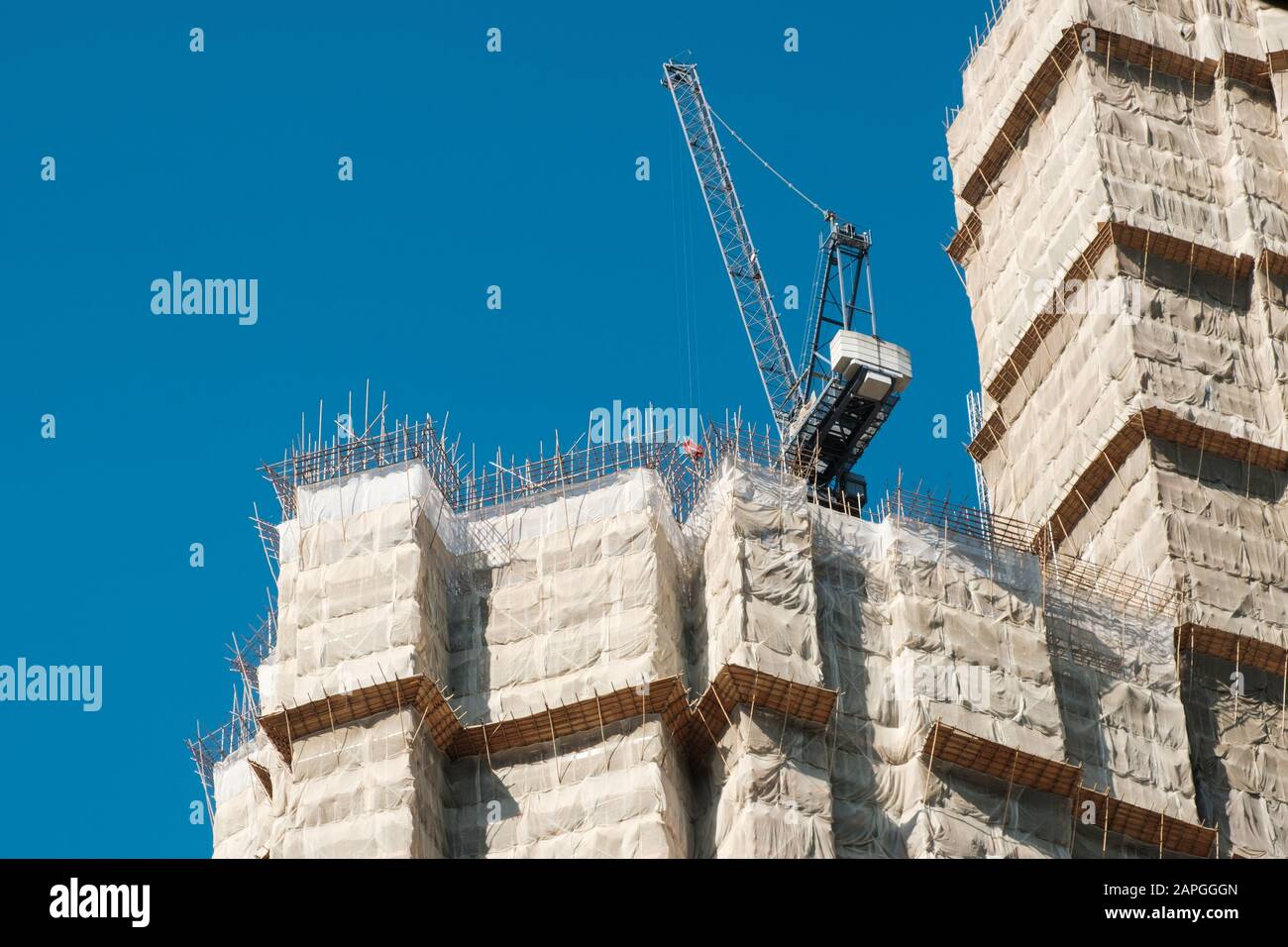 Ponteggio in bambù su cantiere - Foto Stock