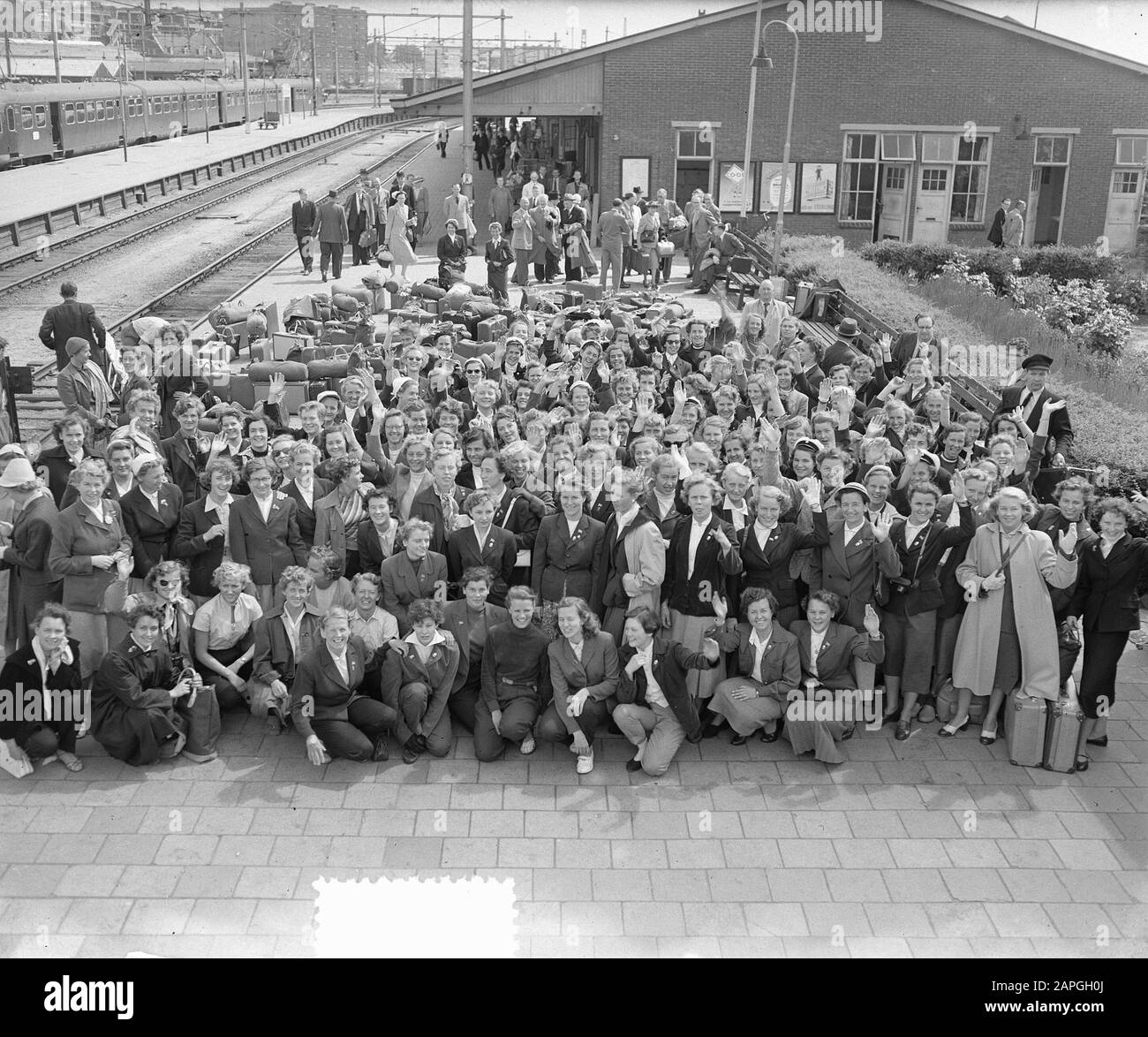 Arrivo Rotterdam partecipanti gymfeest Gymnastrade. Arrivo di ragazzi e ragazze svedesi Data: 10 luglio 1953 luogo: Rotterdam, Zuid-Holland Parole Chiave: Arrivo, RAGAZZI, RAGAZZE, partecipanti Foto Stock