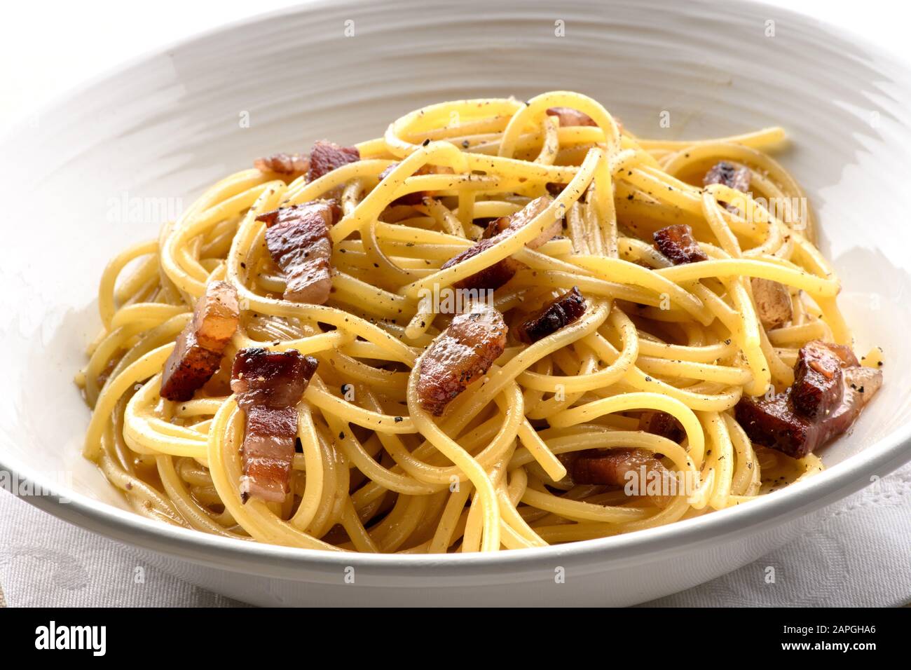 Spaghetti alla carbonara o spaghetti con pancetta e parmigiano da Roma e dalla regione Lazio serviti in una ciotola in primo piano Foto Stock