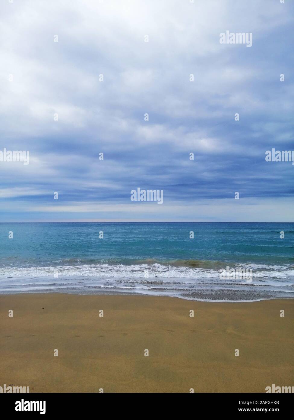 Immagine verticale di uno scenario perfetto di una spiaggia tropicale nella città di San Sebastian, Spagna Foto Stock