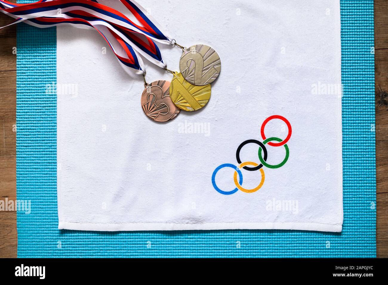 TOKYO, GIAPPONE, gennaio. 20. 2020: medaglie e bandiera olimpica. Vittoria olimpica concetto foto Foto Stock