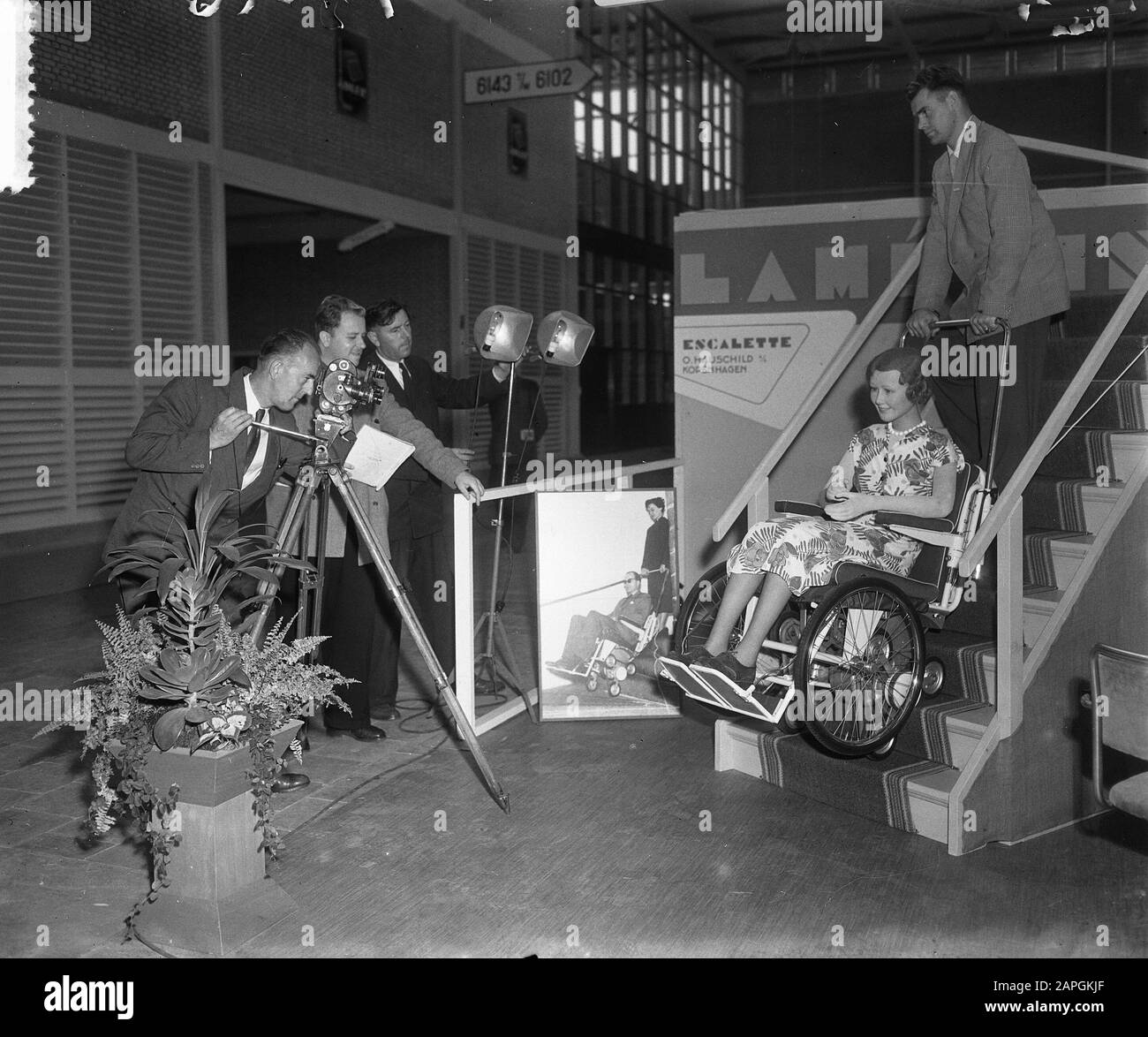 61e Jaarbeurs, Utrecht, Escalette, la sedia a rotelle a stepping Data: 1 settembre 1953 Ubicazione: Utrecht Parole Chiave: Jaarbeurs, sedie a rotelle Foto Stock