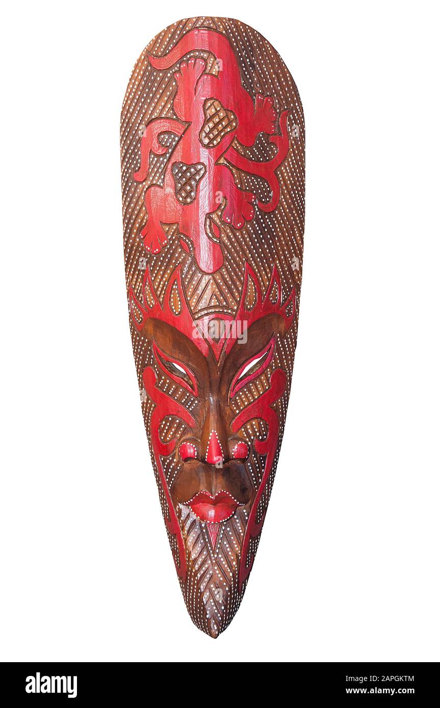 Maschera africana in legno primo piano isolata su sfondo bianco Foto Stock