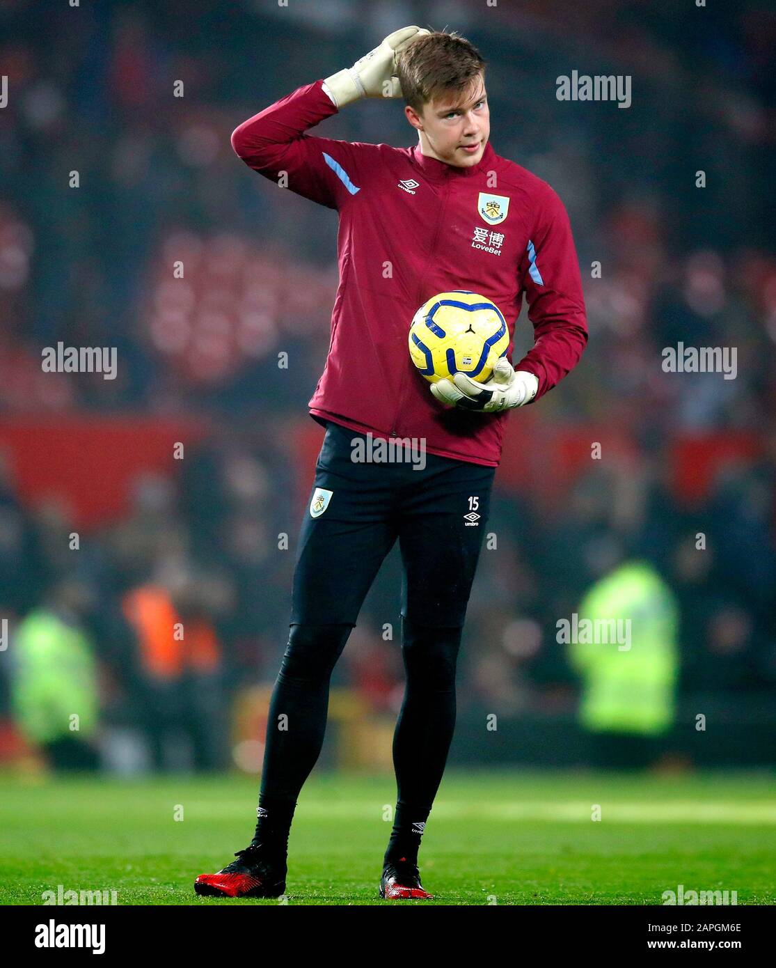 Il portiere di Burnley Bailey Peacock-Farrell durante la pre-partita si riscalda prima della partita della Premier League presso Old Trafford, Manchester. Foto Stock